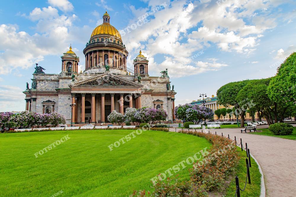 На этой фотографии, запечатленной в Санкт-Петербурге, величественный Исаакиевский собор красуется под лучами летнего солнца. Этот великолепный памятник архитектуры, окруженный зелеными насаждениями, является неотъемлемой частью культурного наследия Северной столицы России. Путеводитель по городам России рекомендует посетить Исаакиевский собор, предлагая уникальные экскурсии и открывая величественное прошлое России в новом свете.